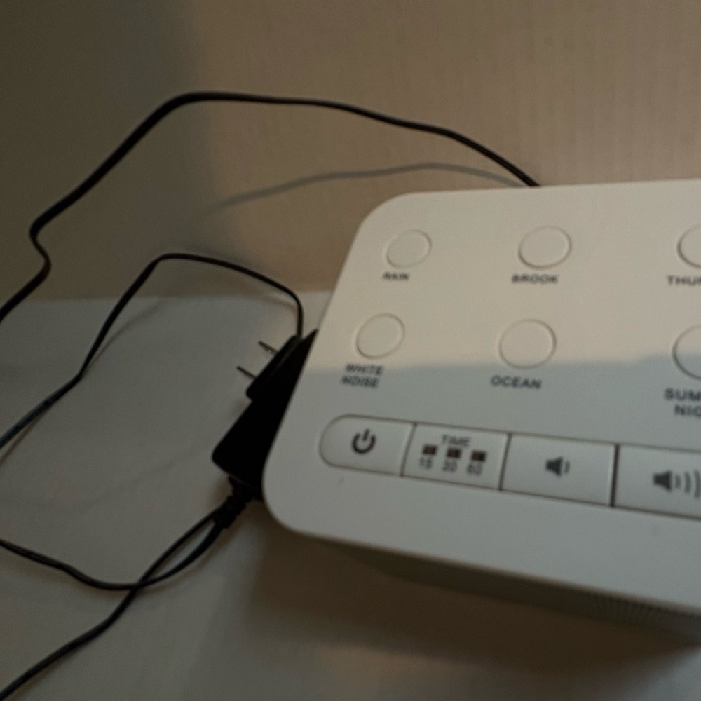 White Noise Machine with Multiple Sound Options Battery and Plug in - Picture 4 of 10